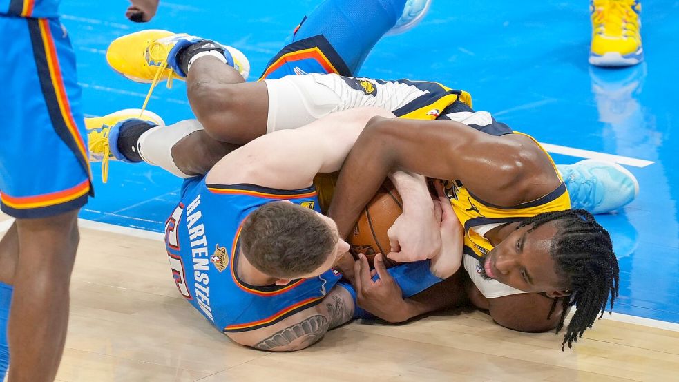 Hartenstein weigerte sich, einen Ball verloren zu geben. Foto: Kyle Phillips/AP/dpa
