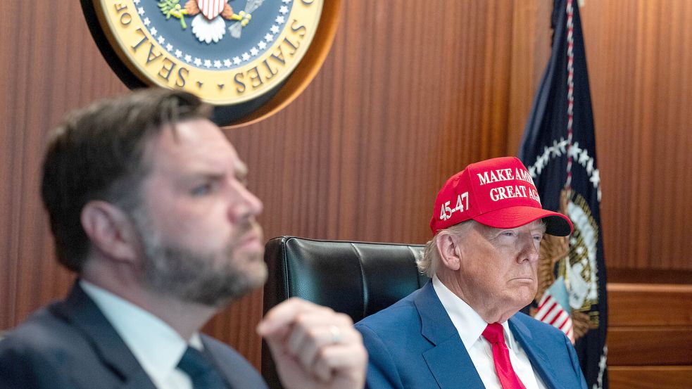 Vizepräsident JD Vance und Präsident Donald Trump im „Situation Room“ des Weißen Hauses. Foto: IMAGO/UPI Photo
