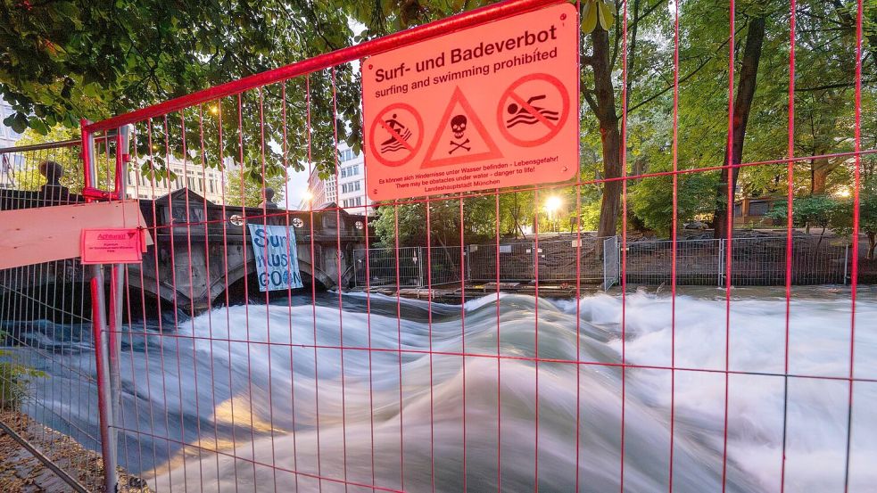 Die Ermittlungen zum Unfalltod einer Surferin auf der Münchner Eisbach-Welle sind abgeschlossen. (Archivbild) Foto: Peter Kneffel/dpa