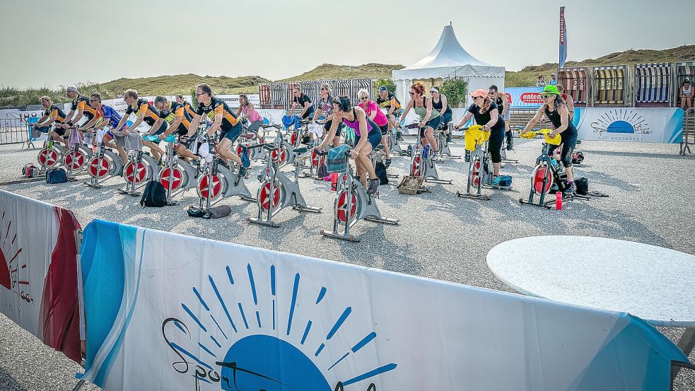 Fitness mit Meeresblick: „Sport am Meer“ verwandelt Norderneys Nordstrand vom 12. bis 23. Juli in eine offene Trainingsfläche. Foto: KönigEvent