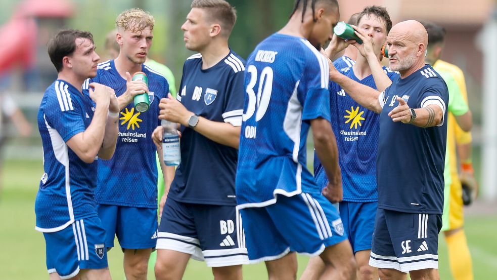 In einer Trinkpause gab es deutliche Ansagen von Trainer Stefan Emmerling.