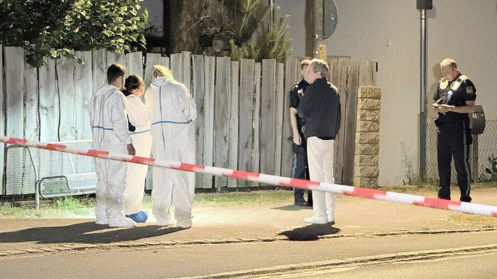 Die Spurensicherung untersucht den Tatort. Foto: Goppelt/Vifogra /dpa