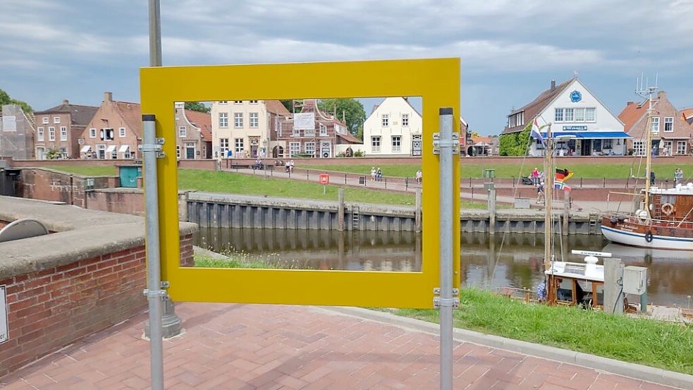So soll es nicht aussehen: Der neue goldene Fotorahmen in Greetsiel steht eigentlich andersherum, damit die Kutter eingerahmt sind. Foto: Heinz Wagenaar
