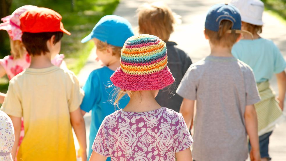 Kinder an einem Sommertag. Foto: Wolfram Steinberg/dpa/dpa-tmn