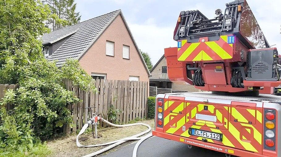 Die Feuerwehr war am Sonntagmittag in der Straße Am Stadion in Papenburg im Einsatz. Dort war der Anbau eines Hauses in Brand geraten. Foto: Stephanie Ahrens