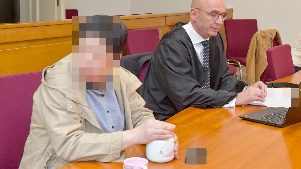 Das Bild zeigt die Angeklagte am ersten Prozesstag mit ihrem Verteidiger Christian Schumacher. Foto: Klaus Ortgies