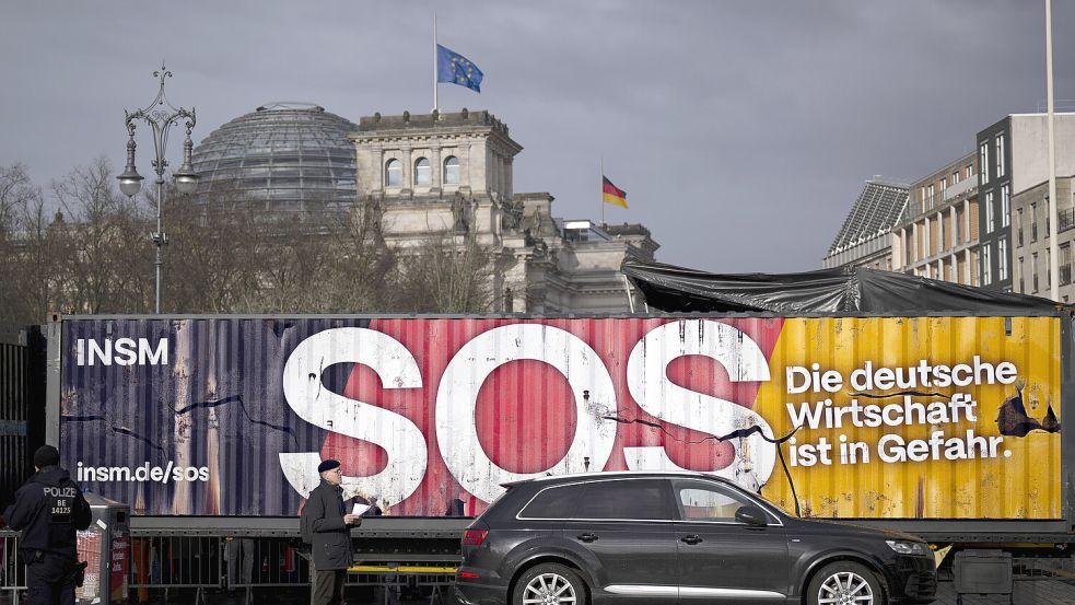 Ein Werbe-Truck der Initiative Neue Soziale Marktwirtschaft (INSM) mit der Aufschrift „SOS Deutsche Wirtschaft ist in Gefahr“ am diesjährigen Wirtschaftswarntag. Foto: IMAGO / IPON