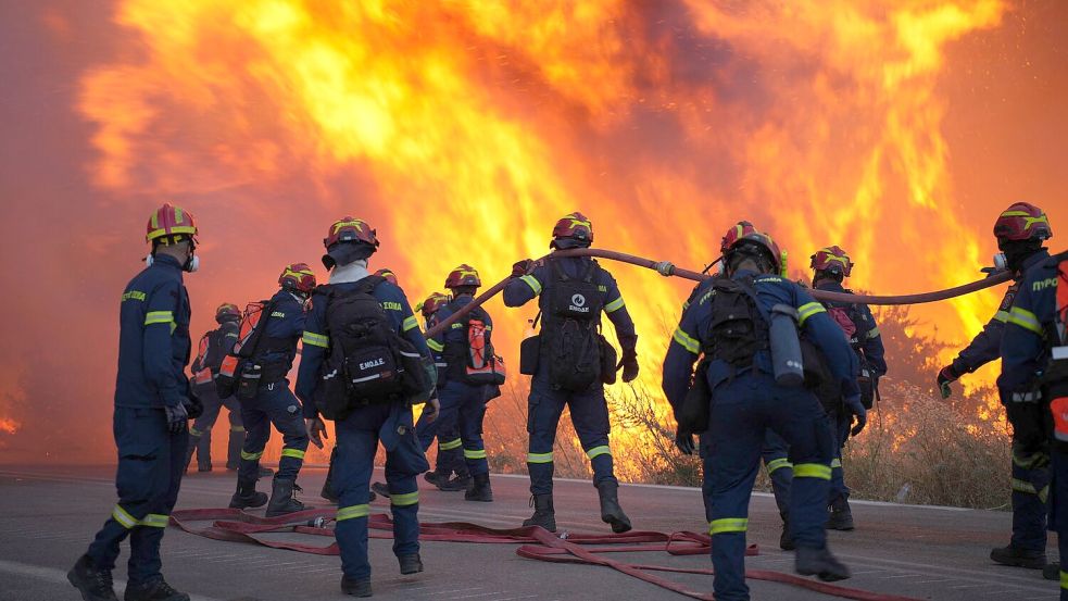 Die Feuerwehr ist auf der griechischen Insel Chios im Einsatz. Foto: Pantelis Fykaris/Politischios.gr via AP/dpa