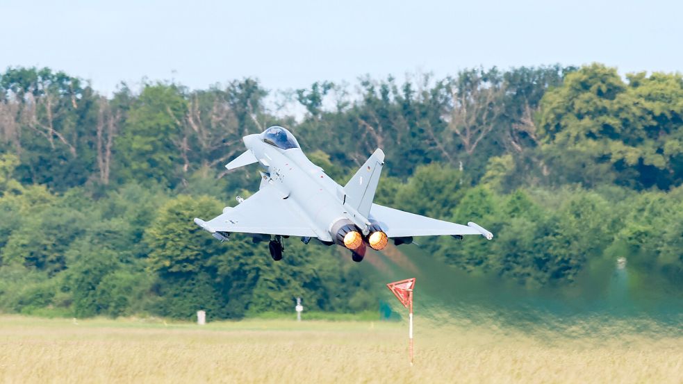 Ein Eurofighter der Luftwaffe startet vom Flugplatz Nörvenich. So sieht es bald auch wieder in Wittmundhafen aus. Foto: Christoph Reichwein/dpa