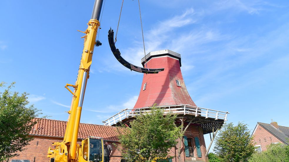 Dieser Anblick bleibt Anwohnern und Besuchern noch ein wenig länger als erhofft erhalten: Die Rote Mühle in Greetsiel bekommt ihre Kappe doch noch nicht wieder aufgesetzt. Foto: Heinz Wagenaar/Archiv