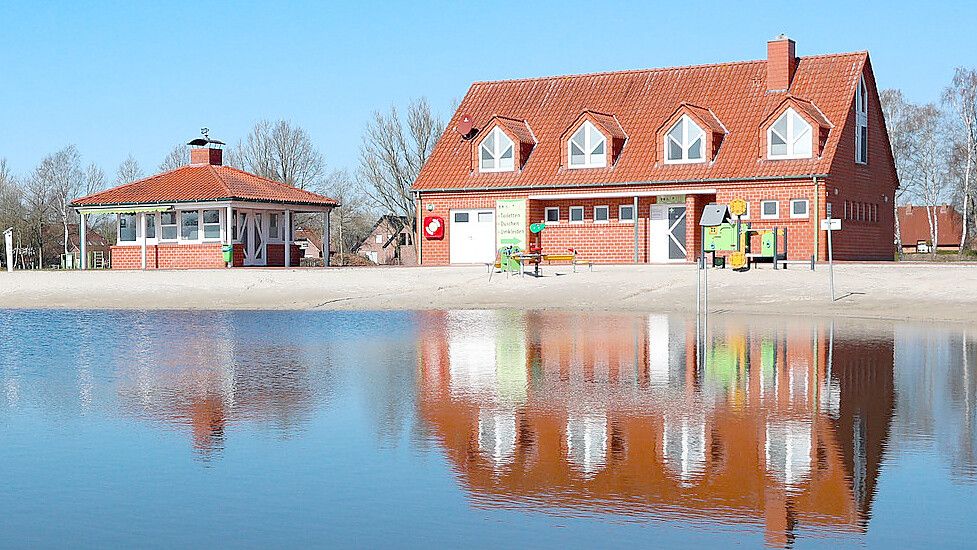 Der Kiosk am Ihler Meer (links) befindet sich neben dem Sanitärgebäude. Foto: Romuald Banik