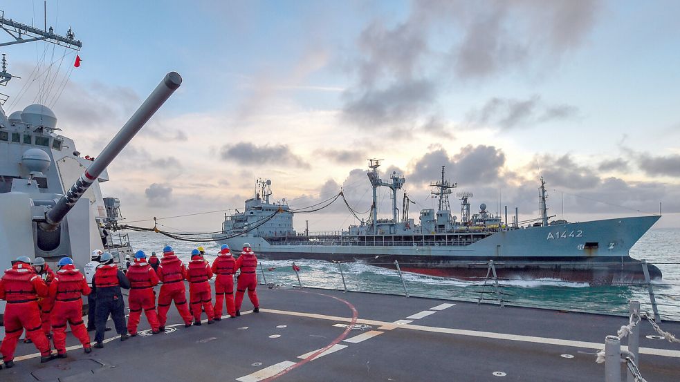 Der Marinetanker „Spessart“ versorgt ein amerikanisches Schiff mit Treibstoff. Der Tanker der Marine ist reif für die Rente. Foto: IMAGO/piemags