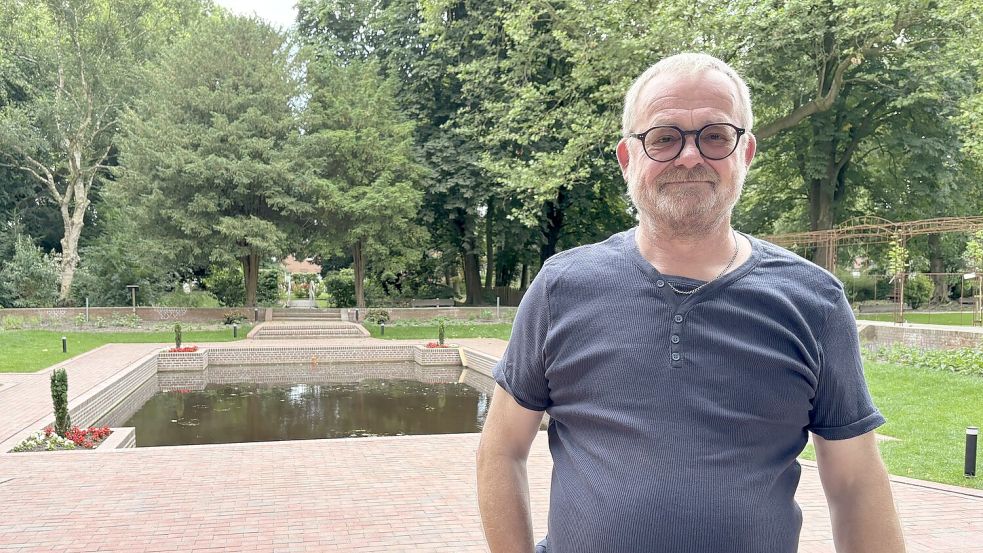 Bernd-Thomas Martens, Vorsitzender des Larrelter Dorfvereins, zeigt uns bei einem Rundgang den historischen Cassenspark. Ganz neu: Die historische Teichanlage ist wiederhergestellt. Fotos: Mona Hanssen