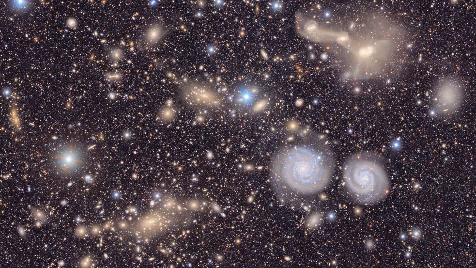 Im Virgo-Cluster außerhalb der Milchstraße sind zwei Spiralgalaxien (rechts unten) deutlich zu sehen. Foto: ---/NSF-DOE Vera C. Rubin Observatory/dpa