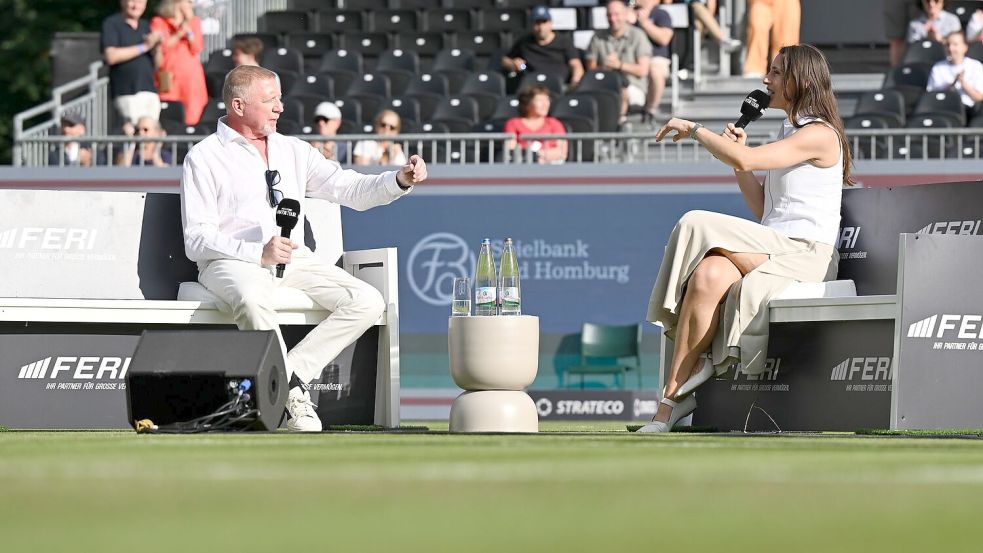 Bei der Podcast-Aufnahme mit Andrea Petkovic erklärte Boris Becker, dass er überzeugt sei, Alexander Zverev könne ein Grand-Slam-Turnier gewinnen. Foto: Arne Dedert/dpa