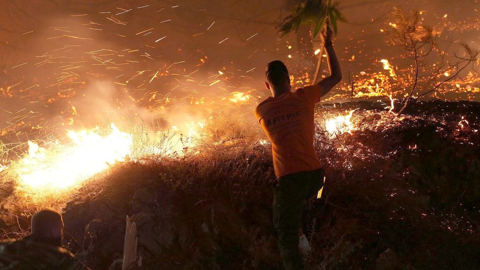 Verzweifelter Kampf gegen die Flammen auf Chios. Foto: Pantelis Fykaris/Politischios.gr/AP/dpa