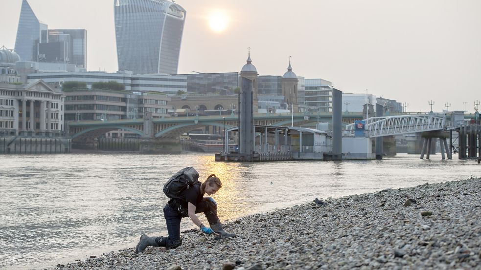 Die „Mudlark“ Monika Buttling-Smith sucht das Vorland der Themse ab. Foto: London Museum