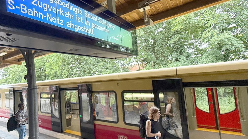 Die S-Bahnen standen in Berlin für mehrere Stunden still. Foto: Michael Brandt/dpa