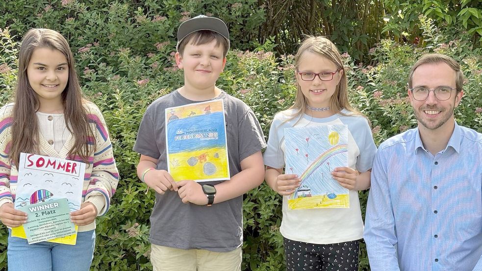 Für den Ferienpass in Moormerland gab es einen Coverwettbewerb. Das Foto zeigt die drei Gewinner (von links) Lena (2. Platz), Ben (1. Platz) und Belana (3. Platz) mit Bürgermeister Hendrik Schulz. Foto: Jugendhaus Moormerland
