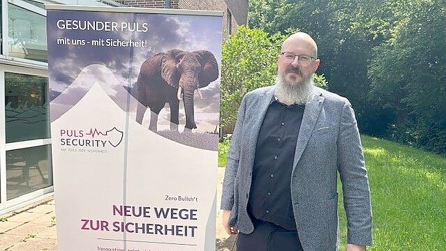 Steht für Abwehrbereitschaft: Jens Schubert, Chef von Puls Security mit Sitz im ländlichen Hage. Foto: Martin Teschke
