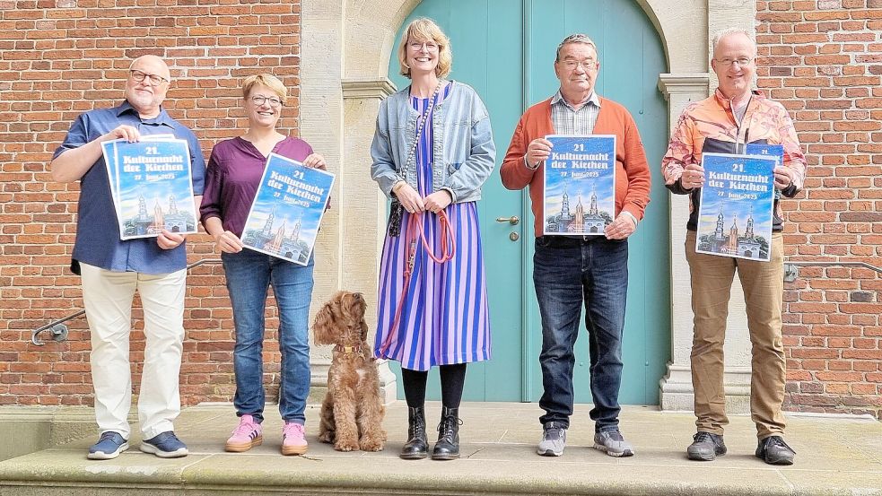 Über das Programm der Kulturnacht informierten (von links) Stadtpastor Ralph Knöfler von der Lutherkirchengemeinde, Imke Boelen und Pastorin Carolin Springer von der Reformierten Gemeinde, Ingo Jansen vom Vorstand des Fördervereins „Freunde der Mennonitenkirche Leer“ und Michael Fischer, Pastoraler Koordinator der katholischen Pfarreiengemeinschaft. Foto: Käthe Dübbel