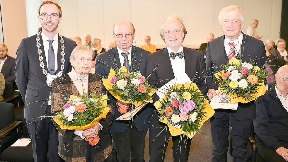 Jährlich zeichnet die Gemeinde Moormerland ihre Kulturschaffenden mit einer Medaille aus. Dies sind die Preisträger von 2024 (von links): Bürgermeister Hendrik Schulz zeichnete Martina Buscher, José Hausmann, Herbert Buß und Gerd Klock mit der Kulturmedaille der Gemeinde Moormerland aus. Foto: Melchert Stromann