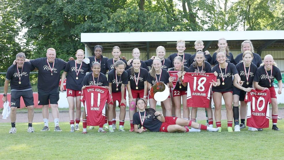 Foto mit Meisterschale und Medaillen: Die Auricher U17-Mädchen hielten fürs Meisterfoto die Trikots der beim Finale fehlenden Spielerinnen mit in die Kamera. Foto: Privat