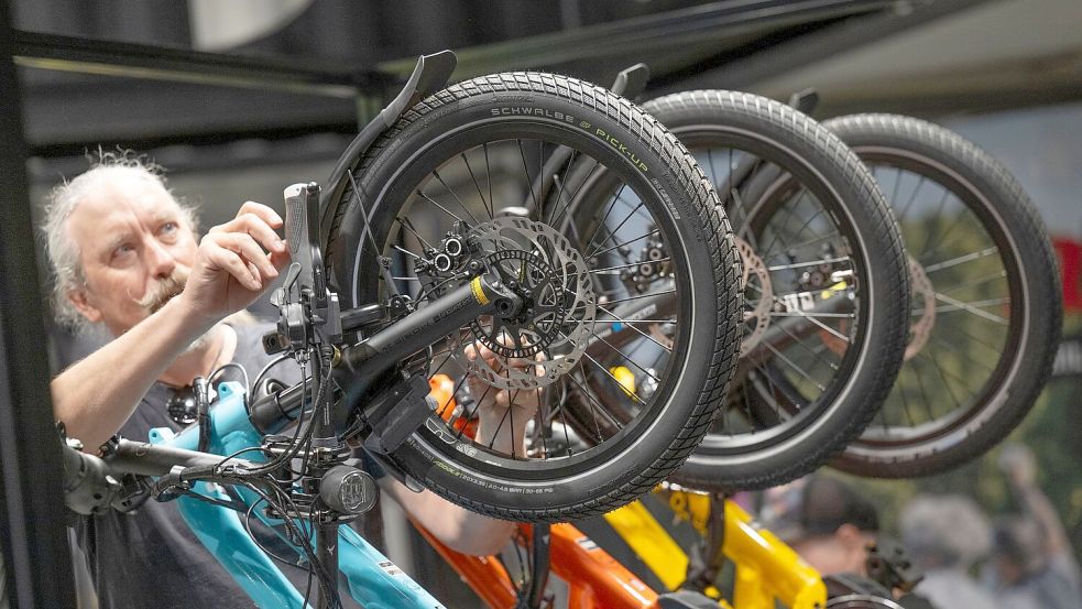 Räder über Räder bei der Messe Eurobike. Foto: Boris Roessler/dpa