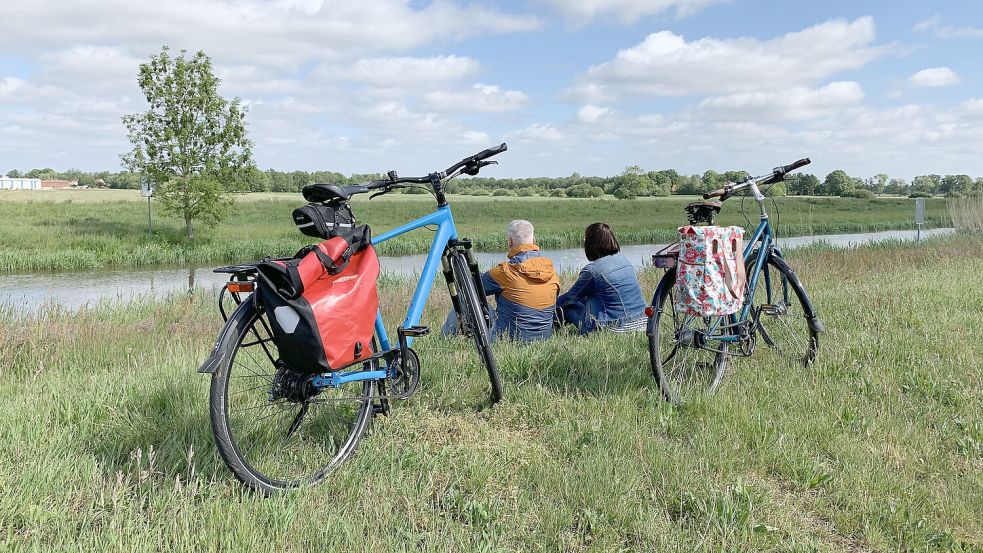 Auf Radtouren durch die Region „Südliches Ostfriesland geht es unter anderem durch reizvolle Moorlandschaften und entlang von Kanälen. Foto: Ostfriesland.Travel