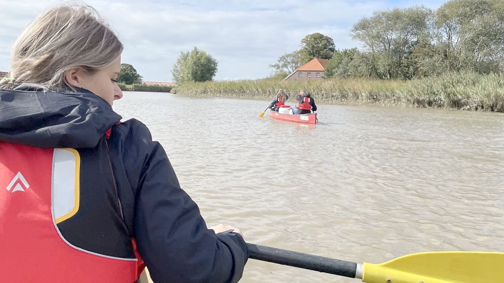 Viel Spaß versprechen auch Kanuausflüge in Kombination mit Radtouren bei Paddel und Pedal. Foto: Touristik GmbH „Südliches Ostfriesland“