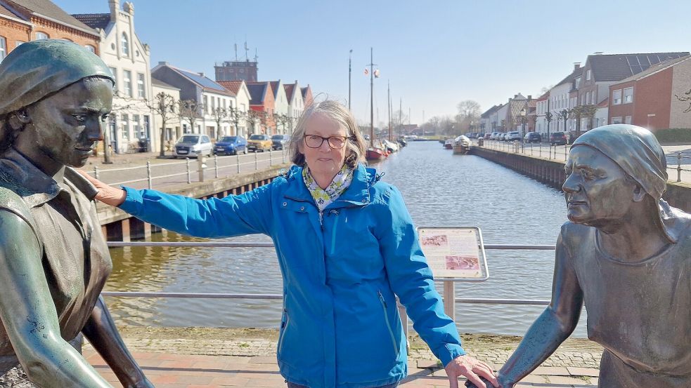Der alte Hafen von Weener ist für Gästeführerin Geziena Scholtalbers das Highlight der Stadt. Fotos (2): Gettkowski