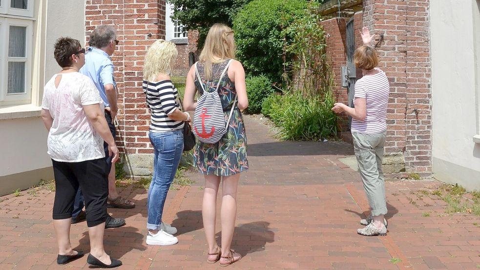 Die Stadtführungen beginnen immer beim geschichtsträchtigen Kaakebogen. Die Gästeführerinnen (hier Geziena Scholtalbers, rechts) berichten Wissenswertes und Amüsantes über die Geschichte der Stadt. Foto: privat