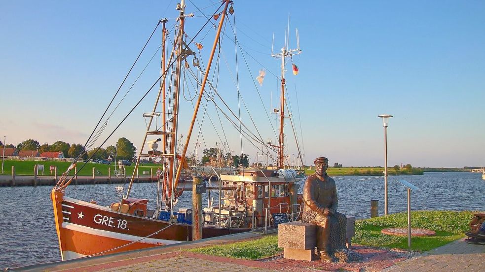 Der Krabbenkutter GRE 18 lässt nicht nur echte Fischer an Bord: Auch Laien dürfen mitfahren, Netze auswerfen und den Fang begutachten. Foto: Touristik GmbH Krummhörn-Greetsiel