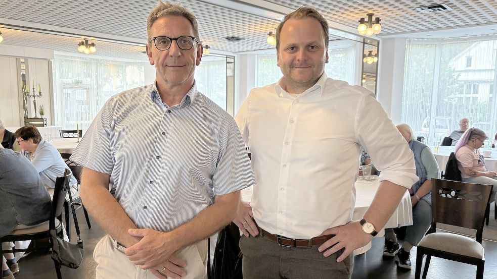 Gerhard Janßen (links), langjähriger Kapitän des Museumsschiffs und Ältermann bei der Lotsenbrüderschaft Emden, ist neuer Vorsitzender des Feuerschiff-Vereins. Er hat den Rechtsanwalt Fabian á Tellinghusen als neuen stellvertretenden Vorsitzenden werben können. Beide wurden am 23. Juni 2025 gewählt. Foto: Mona Hanssen