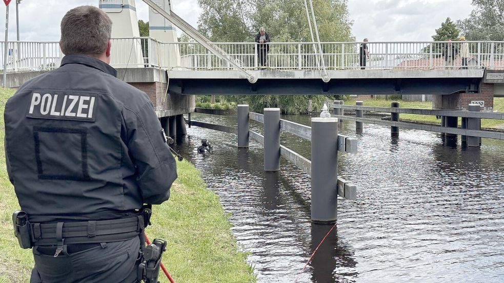 Beamte der Polizei sicherten die Taucher mit Seilen ab. Sie suchten nach Beweismitteln in dem Kanal. Foto: Lasse Paulsen