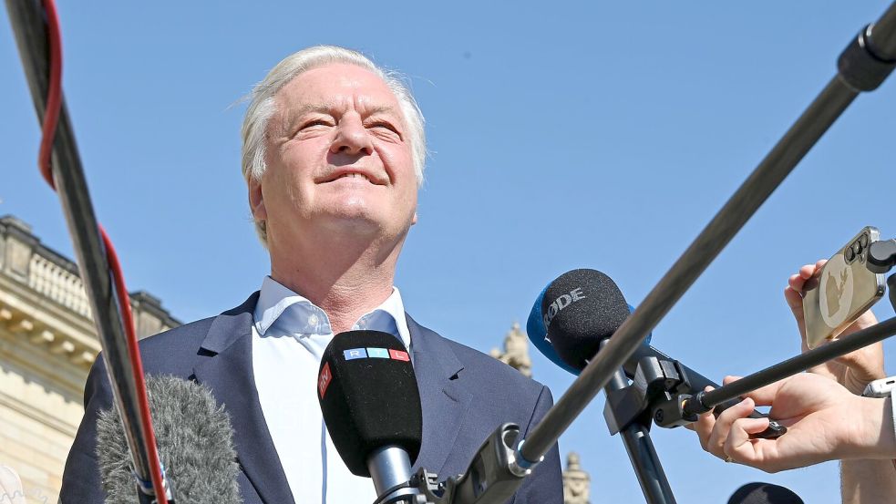 Der Chefredakteur des „Compact“-Magazins feiert die Gerichtsentscheidung. Foto: Elisa Schu/dpa