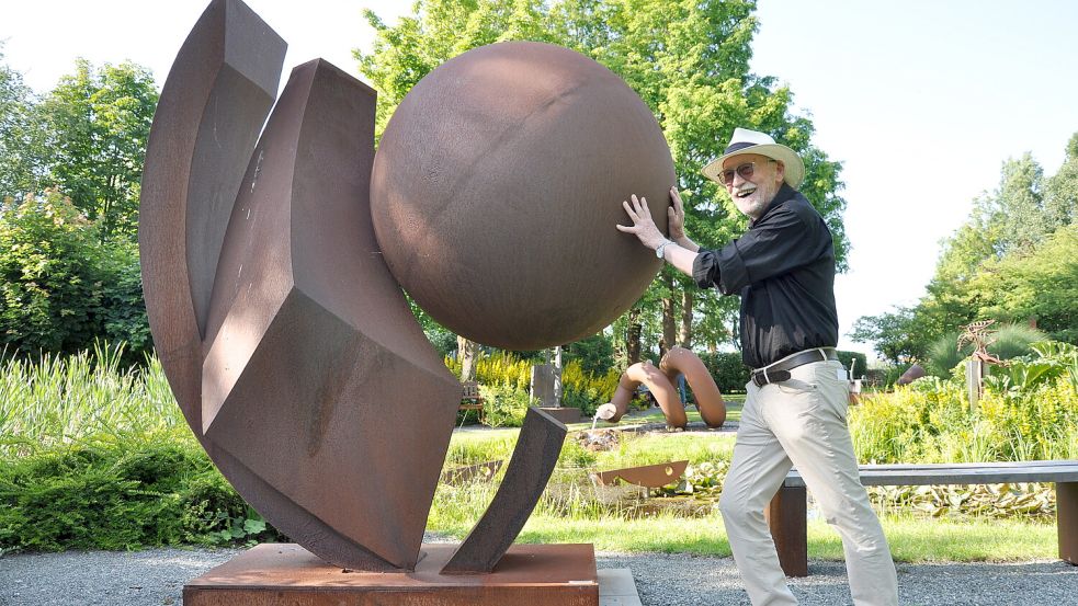 Mit einer Mischung aus Schwermut und Leichtigkeit verkündete Leonard Wübbena seine Entscheidung, dass die Sommerausstellung 2025 die letzte sein wird. Foto: Susanne Ullrich