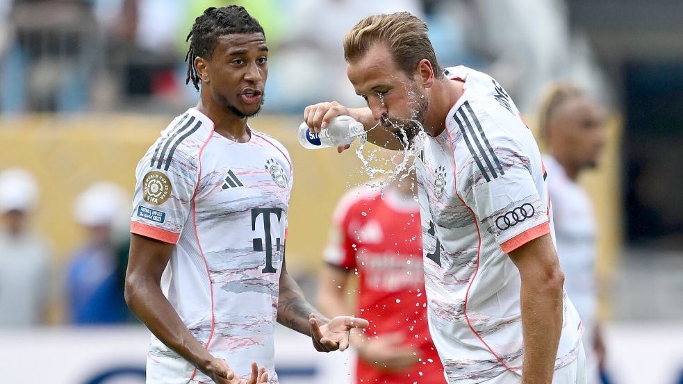 Trinken, trinken, trinken: Harry Kane nutzt eine Spielpause. Foto: Sven Hoppe/dpa