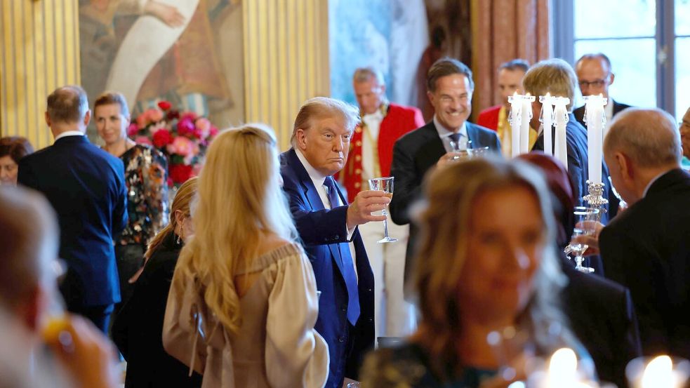 Könnte über das Schicksal der Nato entscheiden: US-Präsident Donald Trump saß beim Dinner neben König Willem-Alexander. Foto: Remko de Waal/Pool ANP/AP/dpa