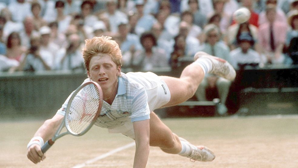 17-jährige Boris Becker hechtet zu einem Ball und gewinnt später erstmals Wimbledon. Foto: picture alliance / Rüdiger Schrader/dpa