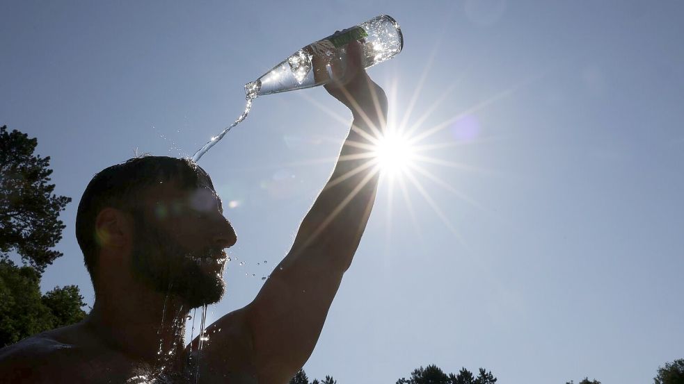In Teilen von Baden-Württemberg, Hessen, Rheinland-Pfalz und dem Saarland warnt der Deutsche Wetterdienst vor der Hitze. (Archivbild) Foto: Thomas Warnack/dpa