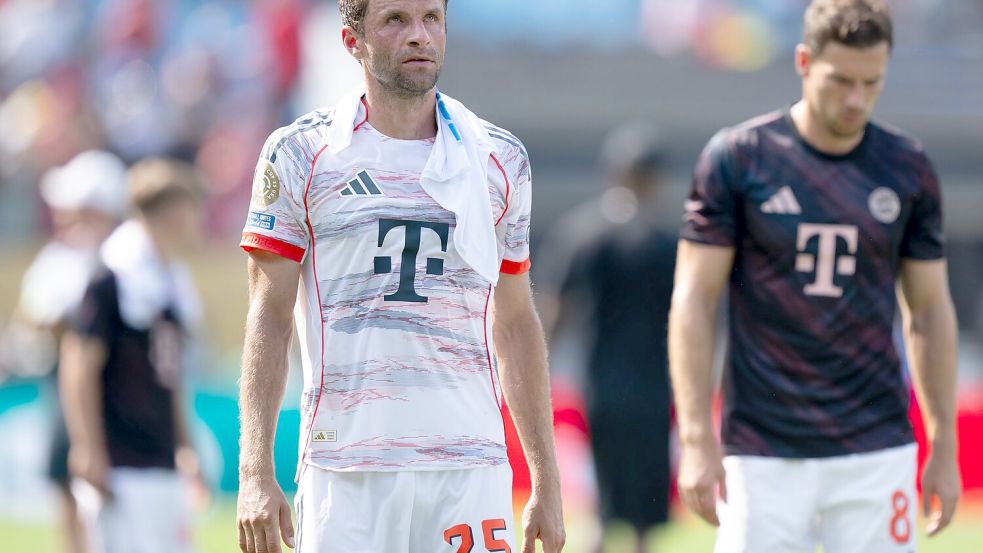 Weiter geht’s: Thomas Müller nach dem Spiel mit einem kühlenden Handtuch im Nacken. Foto: Sven Hoppe/dpa