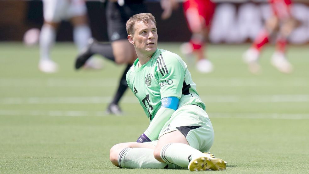 Manuel Neuer schaut dem Ball hinterher. Foto: Sven Hoppe/dpa