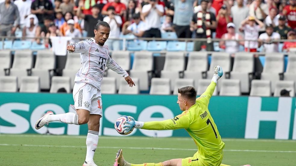 Leroy Sané vergab mehrere Großchancen, auch hier scheitert er am sehr gut haltenden Benfica-Torwart. Foto: Sven Hoppe/dpa