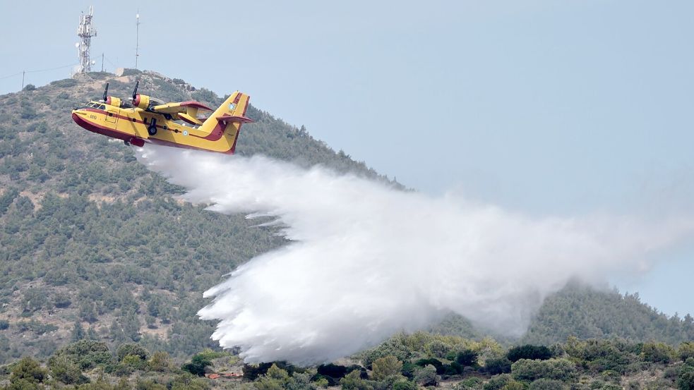 Löschflugzeuge sind weiterhin unterwegs. (Archivbild) Foto: Thanassis Stavrakis/AP/dpa