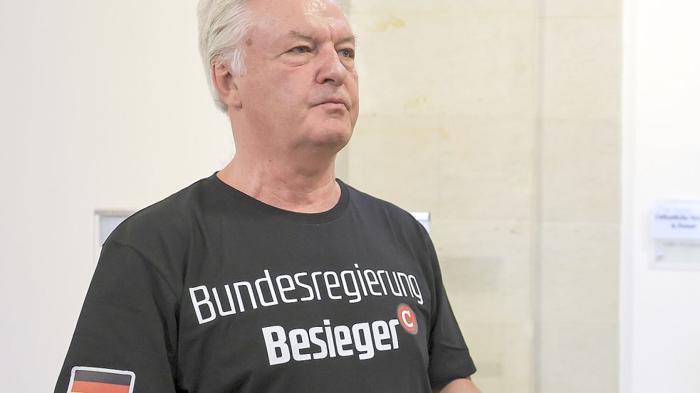 Werbung in eigener Sache: „Compact“-Chefredakteur Jürgen Elsässer nach der Urteilsverkündung. Foto: dpa/Jan Woitas