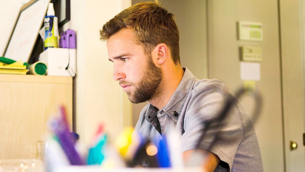 Ungerecht: Während der Nichtraucher im Büro weiter am Computer sitzt, ist der Kollege nach draußen gegangen und qualmt eine Zigarette. Ausstempeln musste er sich nicht, seine Arbeitszeit läuft weiter. Foto: Pixabay