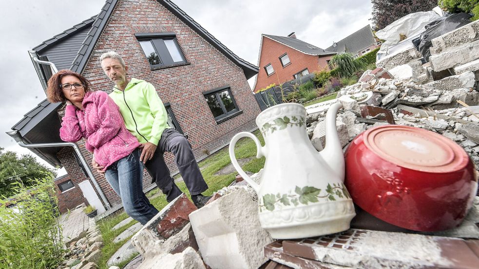 Das Ehepaar Niewind steht vor dem Haus, das sie mehr kostet als geplant. Foto: Klaus Ortgies