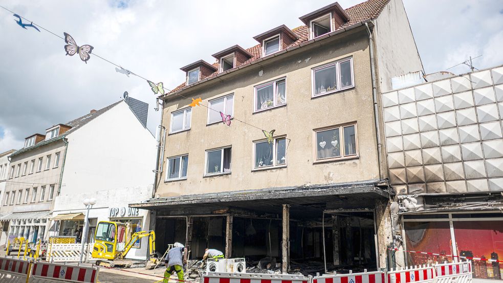 Eine ausgebrannte Geschäftsfläche mit den darüberliegenden Wohnungen in der Innenstadt von Wilhelmshaven. Ein Kind ist bei dem Brand gestorben. Foto: Sina Schuldt/dpa