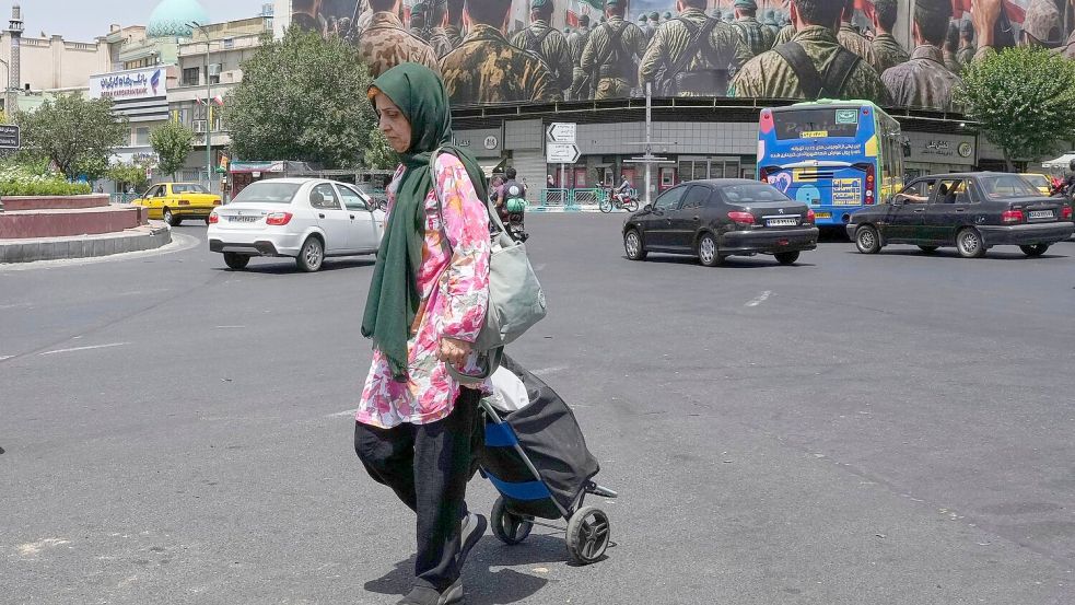 Seit dem Ende des israelischen Angriffe sind viele Iraner erleichtert - aber auch enttäuscht über eine verpasste Chance. Foto: Vahid Salemi/AP/dpa
